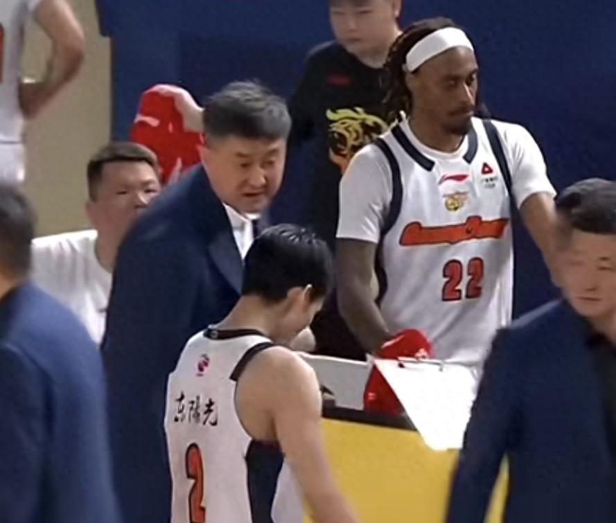 开云体育在线观看-不是张皓嘉!不是杜润旺!杜锋训斥2人10中0,奎因失误徐杰挨批